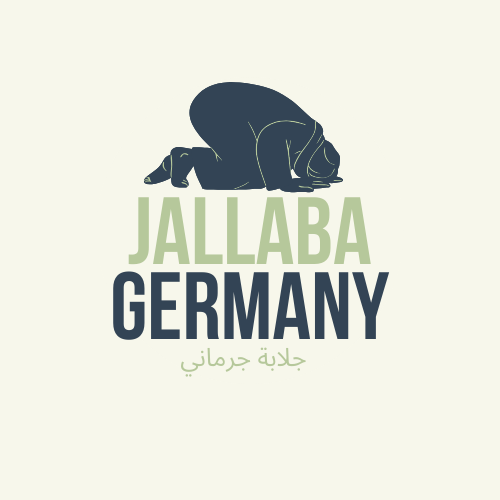 Ein betende Figur, die sich in der islamische Gebetshaltung Sujud (Stirn auf dem Boden) befindet, darunter der Unternehmensname Jallaba Germany in zwei Zeilen. In der letzten Zeile steht der Unternehmensname in arabisch.