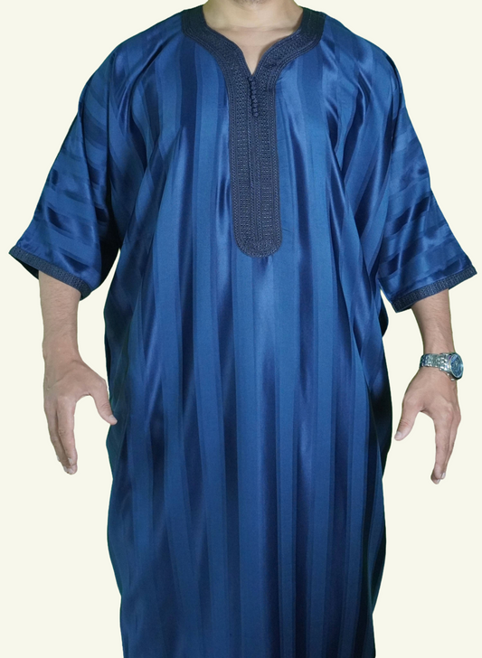 Ein männlicher Körper in einem gestreiften dunkelblauen Djellaba-Gebetskleid. Der Kopf und die Füße sind nicht sichtbar. Das Kleid zeichnet sich durch seine lockere und legere Passform aus.