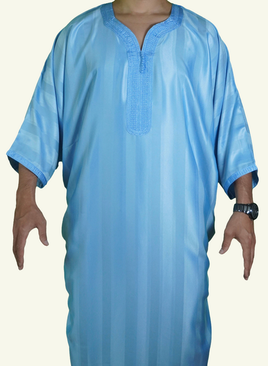 Ein männlicher Körper in einem gestreiften babyblauen Djellaba-Gebetskleid. Der Kopf und die Füße sind nicht sichtbar. Das Kleid zeichnet sich durch seine lockere und legere Passform aus.