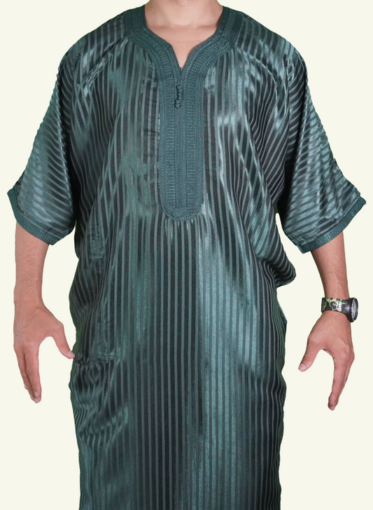 Ein männlicher Körper in einem gestreiften grünen Djellaba-Gebetskleid. Der Kopf und die Füße sind nicht sichtbar. Das Kleid zeichnet sich durch seine lockere und legere Passform aus.