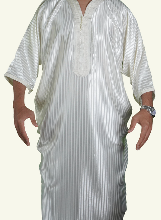 Ein männlicher Körper in einem gestreiften weißen Djellaba-Gebetskleid. Der Kopf und die Füße sind nicht sichtbar. Das Kleid zeichnet sich durch seine lockere und legere Passform aus.