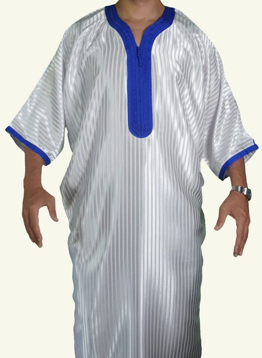 Ein männlicher Oberkörper in einem gestreiften weiß-blauen Djellaba-Gebetskleid. Das Kleid zeichnet sich durch seine lockere und legere Passform aus.
