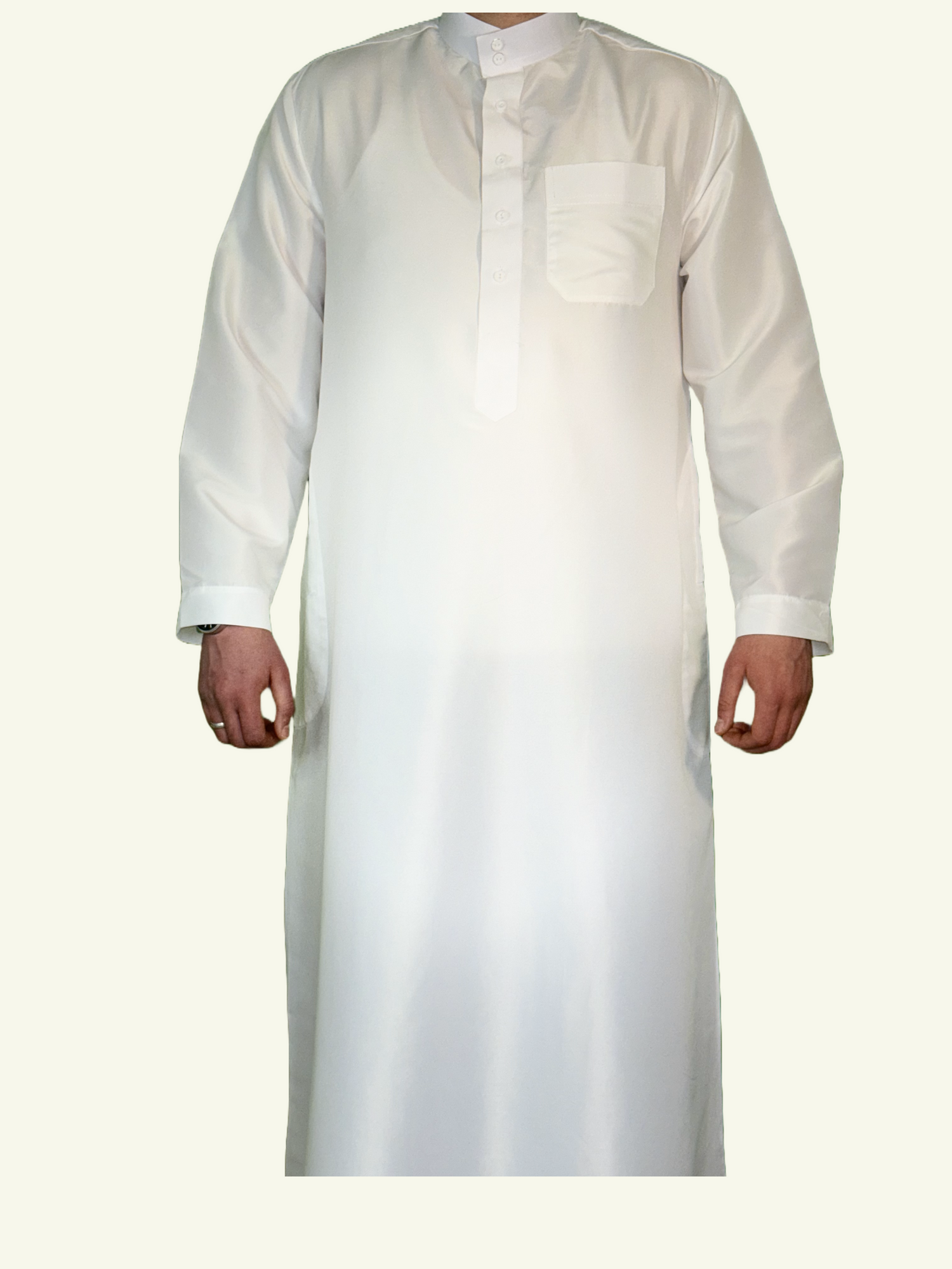 Ein weißes Djellaba Saudi Style Qamis aus leichtem Polyesterstoff. Das Kleidungsstück verkörpert Reinheit und Bescheidenheit mit einem lockeren Schnitt und saudischen Designeinflüssen.