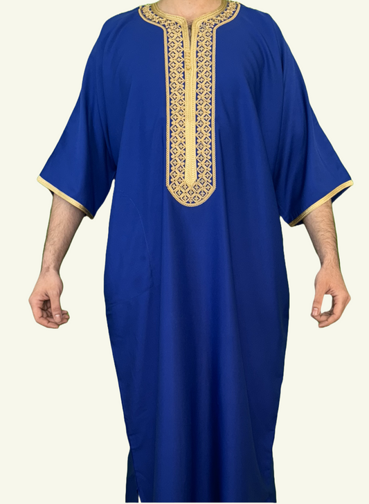 Ein stilvoller Körper, auf dem eine Djellaba Noble in blau liegt, ein Symbol für Eleganz und Tradition. Das Strickmuster auf der Brust und die Enden der Ärmel sind mit goldenem Strick verziert.