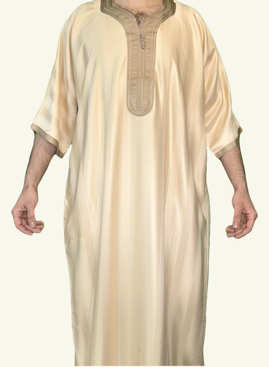 Ein männlicher Körper in einem gestreiften beigen Djellaba-Gebetskleid. Der Kopf und die Füße sind nicht sichtbar. Das Kleid zeichnet sich durch seine lockere und legere Passform aus.
