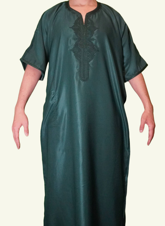 Ein stilvoller Körper, auf dem eine Djellaba Noble in grün liegt, ein Symbol für Eleganz und Tradition. Das Strickmuster auf der Brust und die Enden der Ärmel sind mit grünem Strick verziert.